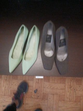 Zapatos de tacón verdes y marrones