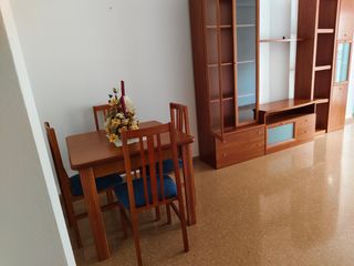 Mueble de salón madera con mesa y 4 sillas.