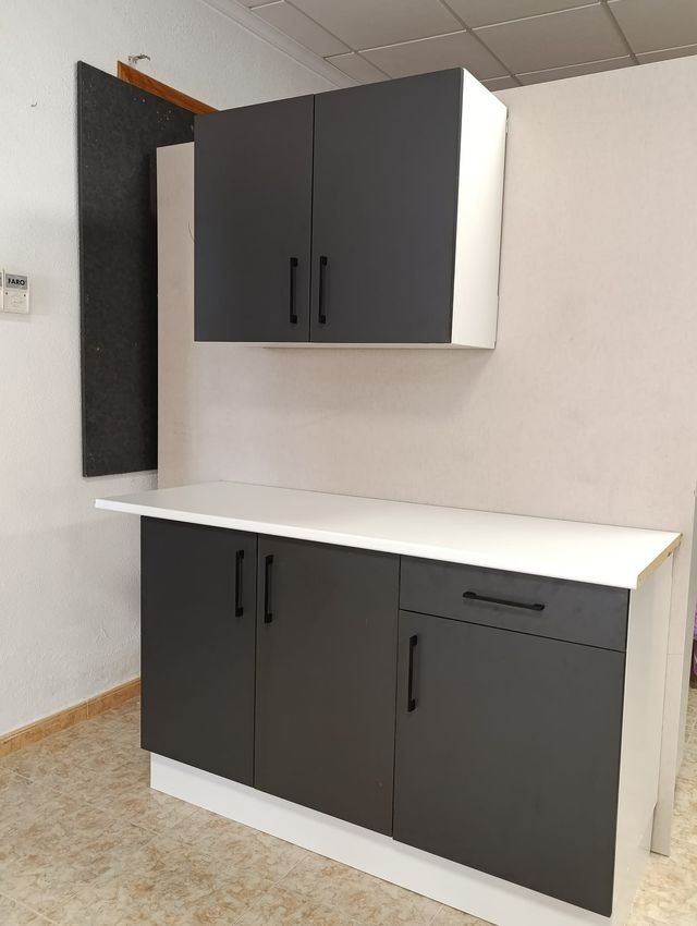 Mueble de cocina modular gris y blanco