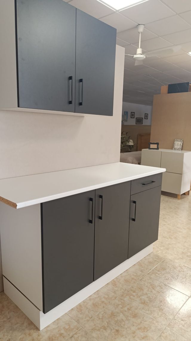 Mueble de cocina modular gris y blanco