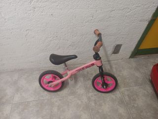 Bicicleta infantil rosa sin pedales