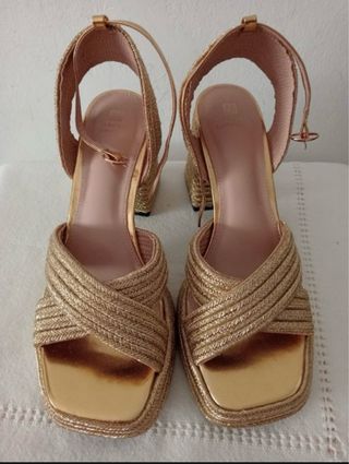 Sandalias doradas de tacón