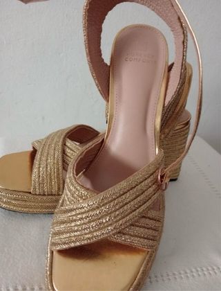 Sandalias doradas de tacón