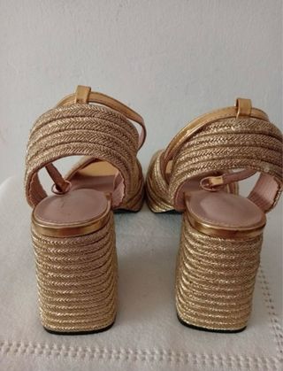 Sandalias doradas de tacón