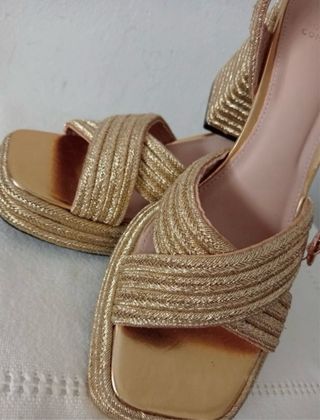 Sandalias doradas de tacón