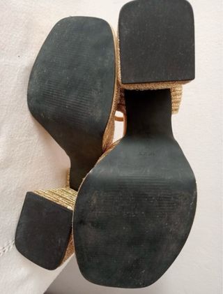 Sandalias doradas de tacón