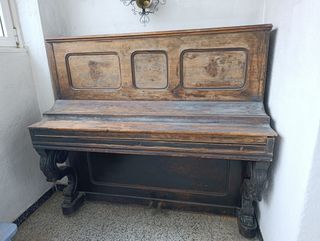 Piano de Pared Antiguo