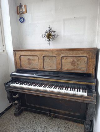 Piano de Pared Antiguo