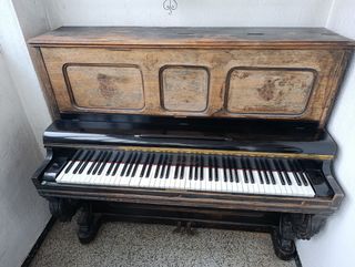 Piano de Pared Antiguo