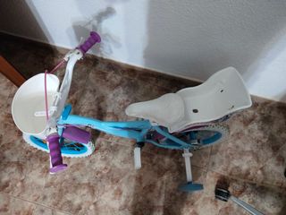 Bicicleta infantil Frozen con ruedines.