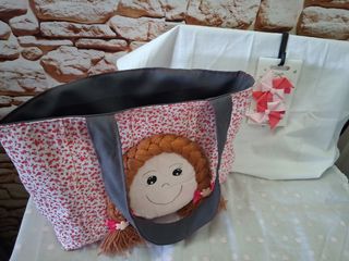 Bolso de niña con muñeca y flores