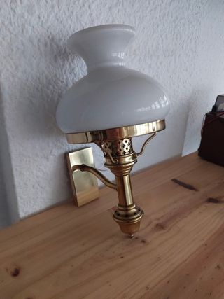 Aplique de pared dorado y blanco