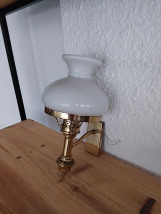 Aplique de pared dorado y blanco