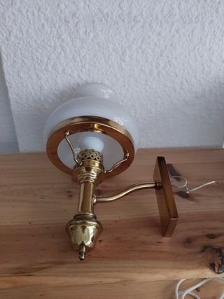 Aplique de pared dorado y blanco