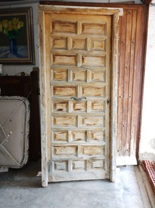 Puerta antigua de madera con cerradura