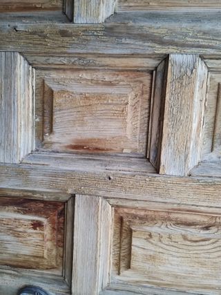 Puerta antigua de madera con cerradura