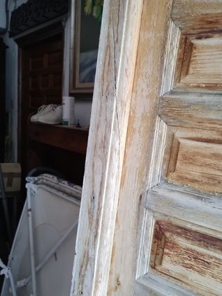 Puerta antigua de madera con cerradura