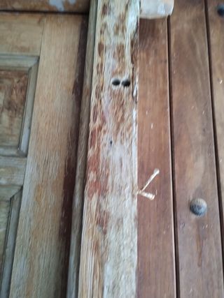 Puerta antigua de madera con cerradura