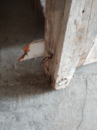 Puerta antigua de madera con cerradura