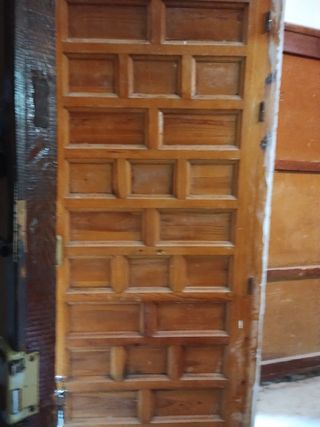 Puerta antigua de madera con cerradura