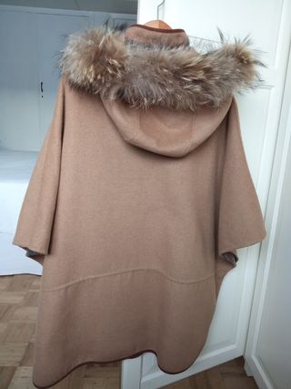 Abrigo capa beige con capucha y pelo natural 