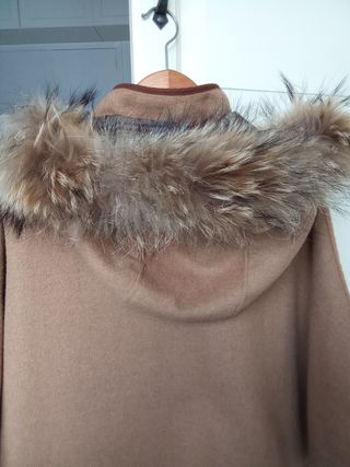 Abrigo capa beige con capucha y pelo natural 