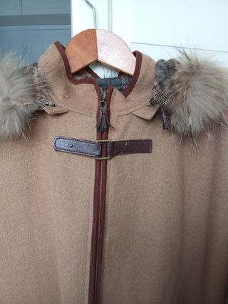 Abrigo capa beige con capucha y pelo natural 
