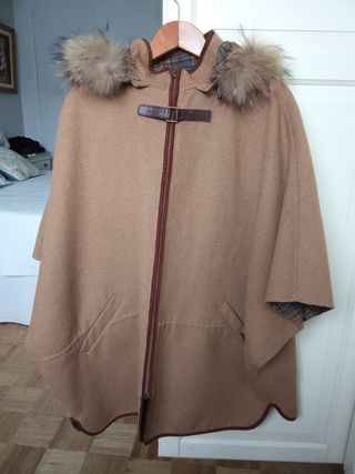 Abrigo capa beige con capucha y pelo natural 