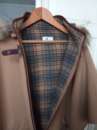 Abrigo capa beige con capucha y pelo natural 