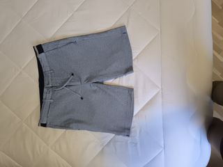 Pantalón corto gris con cordón