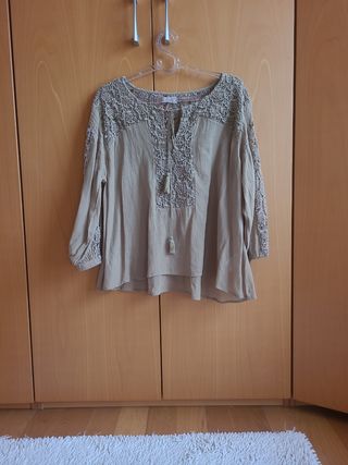 Camisola beige con encaje