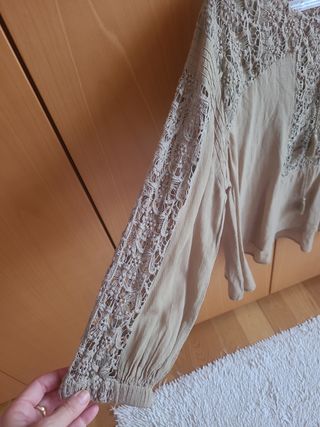 Camisola beige con encaje