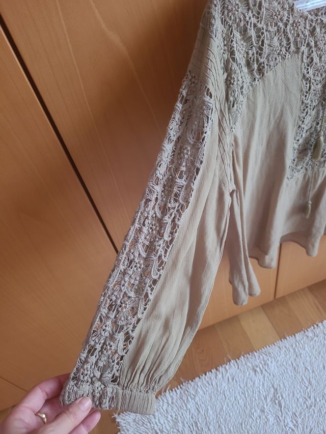 Camisola beige con encaje