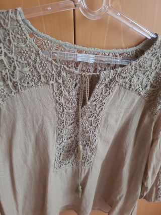 Camisola beige con encaje