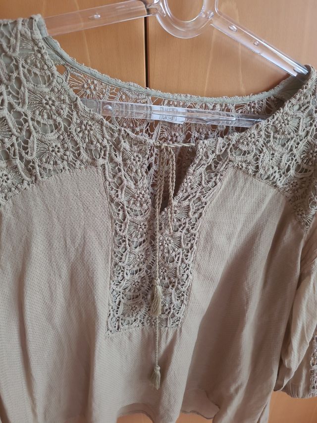 Camisola beige con encaje