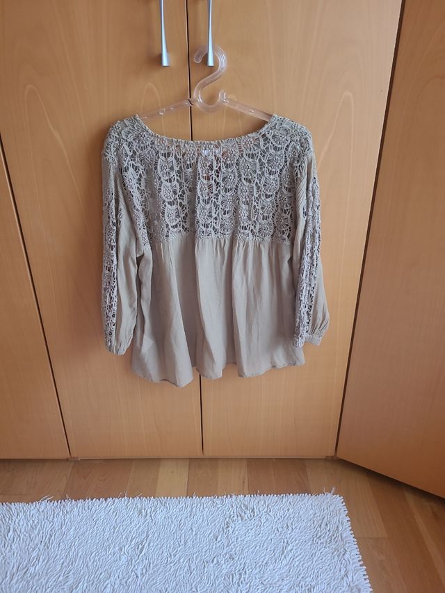 Camisola beige con encaje