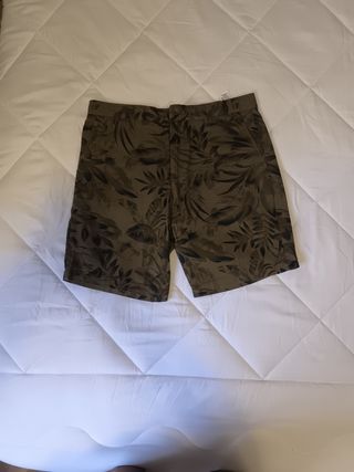 Pantalón corto estampado hojas