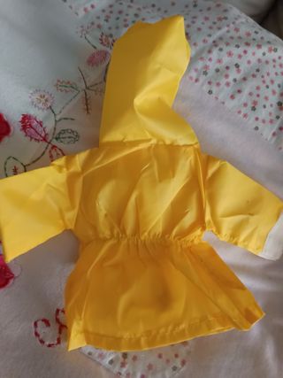 Impermeable y gorro para muñeca 35cm