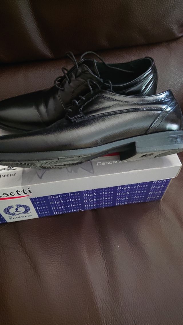 Zapatos de vestir negros  de piel, puestos  1 dia