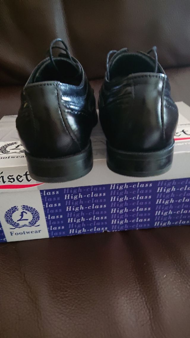Zapatos de vestir negros  de piel, puestos  1 dia
