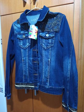 Chaqueta vaquera Desigual con detalles