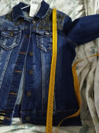 Chaqueta vaquera Desigual con detalles