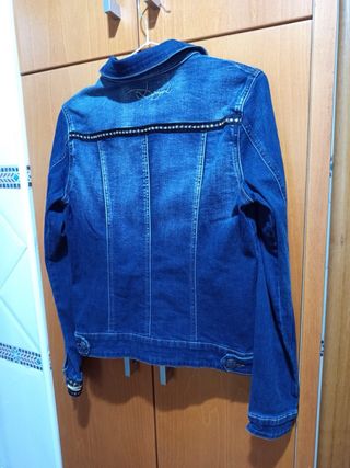 Chaqueta vaquera Desigual con detalles