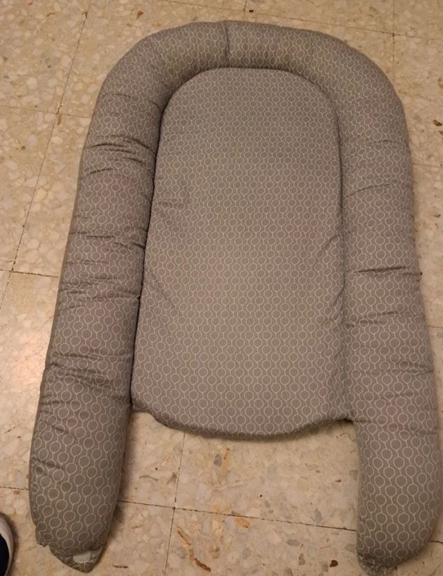 Reductor de cuna gris con estampado