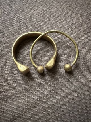 Dos pulseras antiguas de bronce