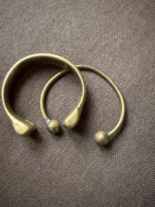 Dos pulseras antiguas de bronce