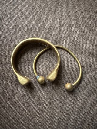 Dos pulseras antiguas de bronce