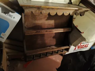 Estante antiguo de madera