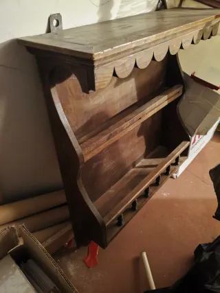 Estante antiguo de madera