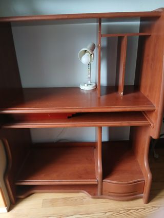 Escritorio de madera marrón